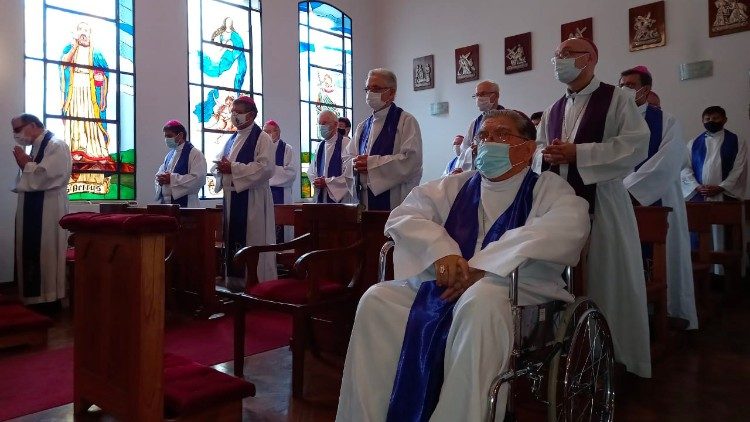 Les évêques du Paraguay concélébrant une messe.