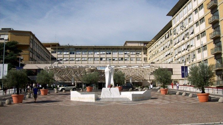 Estátua de João Paulo II na entrada principal do Hospital Gemelli de Roma