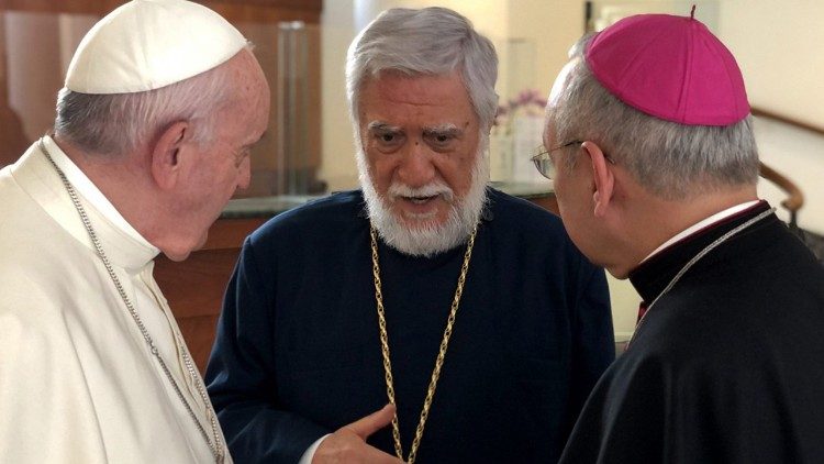 Arménský katholikos Aram I. v rozhovoru s papežem Františkem a libanonským nunciem arcibiskupem Spiterim