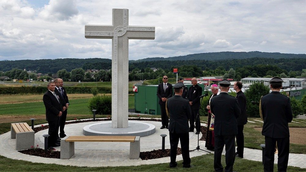 Slovesnost in blagoslov križa v Ivančni Gorici v spomin na prvo mašo za slovenske vojake 