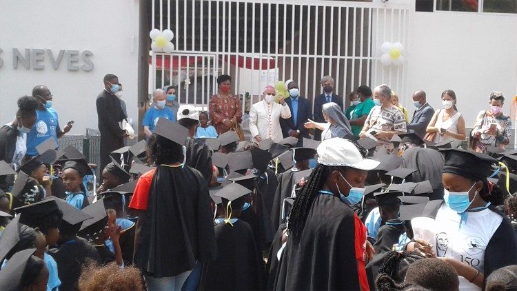 Inauguração da Escola Básica Nossa Senhora das Neves, no Distrito de Lembá (São Tomé e Príncipe)