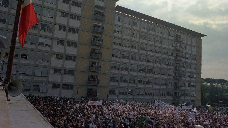 Menschenmenge blickt 1996 zum päpstlichen Krankenzimmer hoch