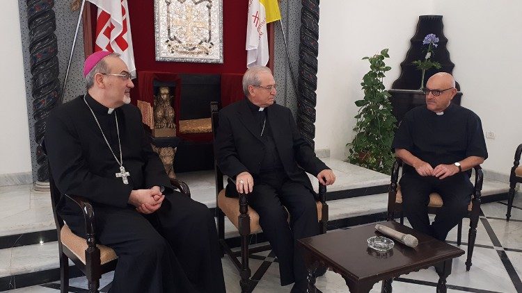 Patriarch Pierbattista Pizzaballa, Kardinal Enrico Feroci und Remo Chiavarini vom römischen Pilgerzentrum