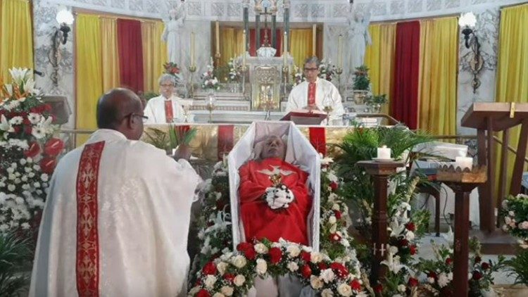 Pohřeb jezuity Stana Swamyho.