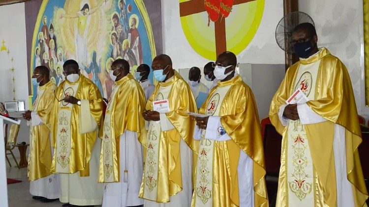 File: Ivorian clergy