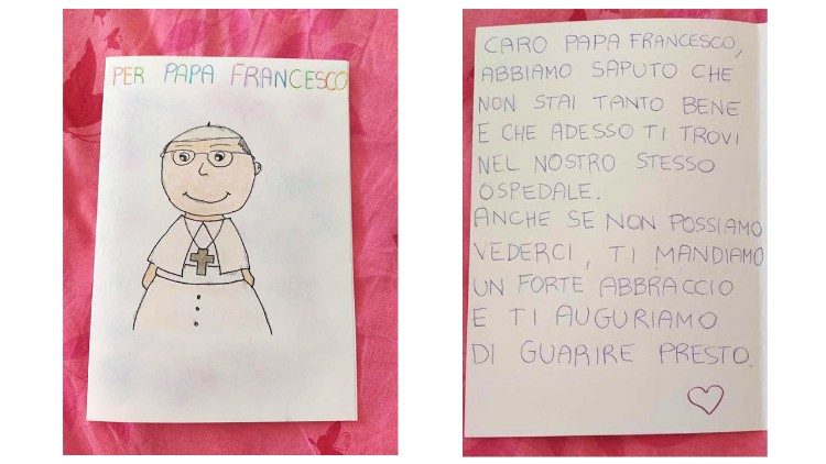Handgeschriebene Genesungswünsche von Kindern aus der Gemelli-Klinik an den Papst