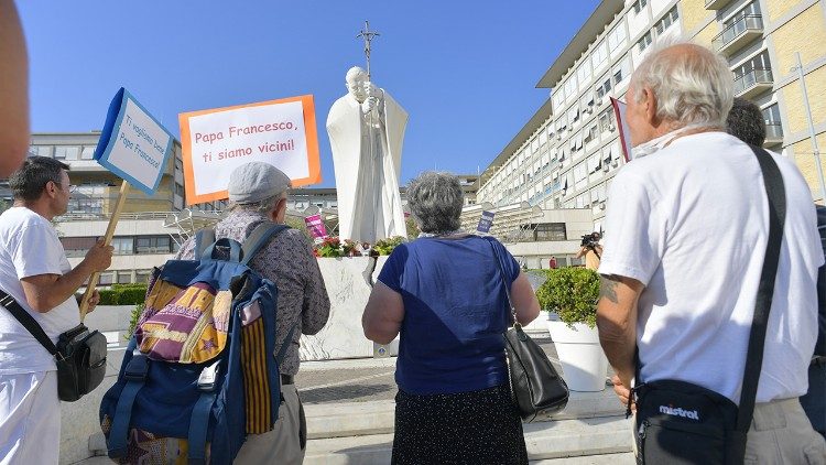 El grupo del Centro de Acogida se congregó en las puertas del Hospital Gemelli para rezar por el Papa.