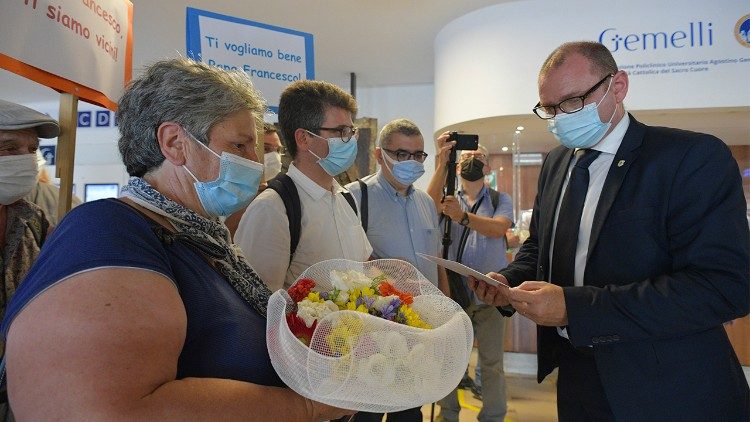Những người vô gia cư Roma đến bệnh viện thăm ĐTC