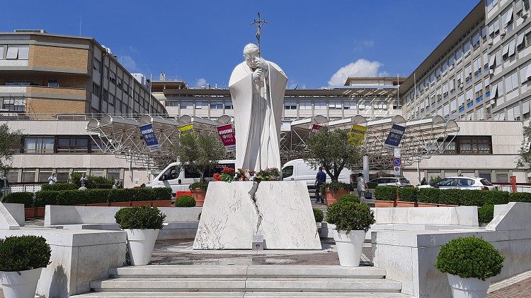 Staty av helige Giovanni Paolo II framför universitetssjukhuset Gemelli i Rom. Påven Franciskus börjar så smått återuppta sitt arbete meddelar Heliga stolens pressrum lördagen 10 juli. 