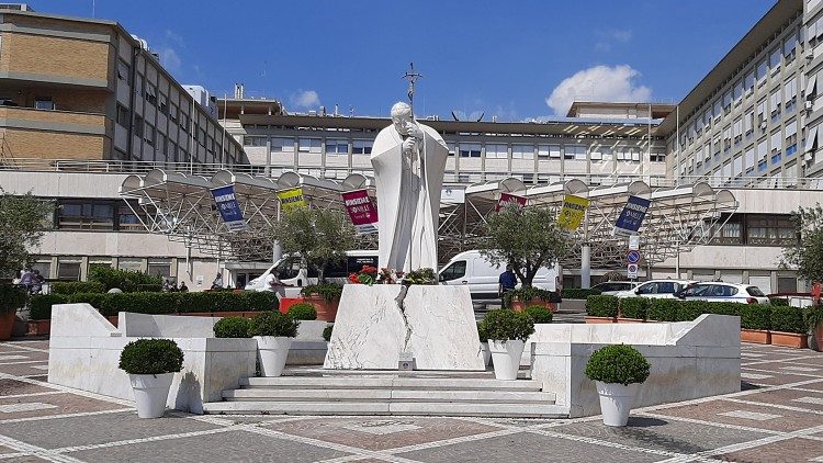 Římská klinika A. Gemelli se sochou papeže Jana Pavla II.