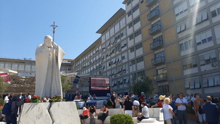 Statuia Sfântului Ioan Paul al II-lea din curtea Spitalului ”A. Gemelli” din Roma.