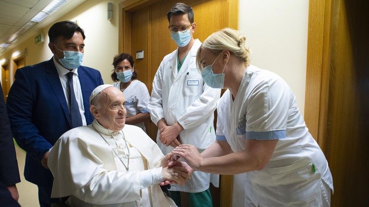Papa Francisc salută medicii și asistenții din Spitalul ”A. Gemelli” din Roma.