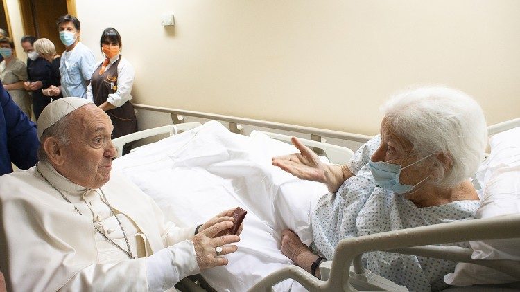 El papa Francisco saluda a una paciente en el hospital Gemelli