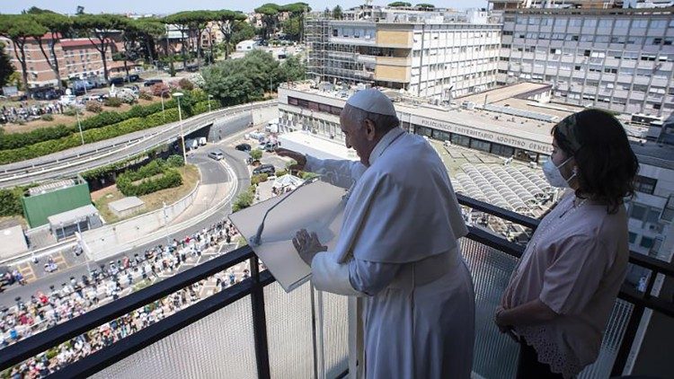 教宗7月11日在罗马杰梅利综合医院十楼阳台主持《三钟经》祈祷活动