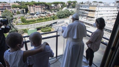 Il Papa all'Università Cattolica: la cura è espressione del cuore