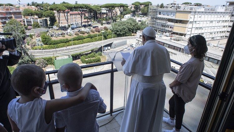 제멜리 종합병원에서 주일 삼종기도를 바치는 프란치스코 교황과 병원에 입원한 어린 환우들