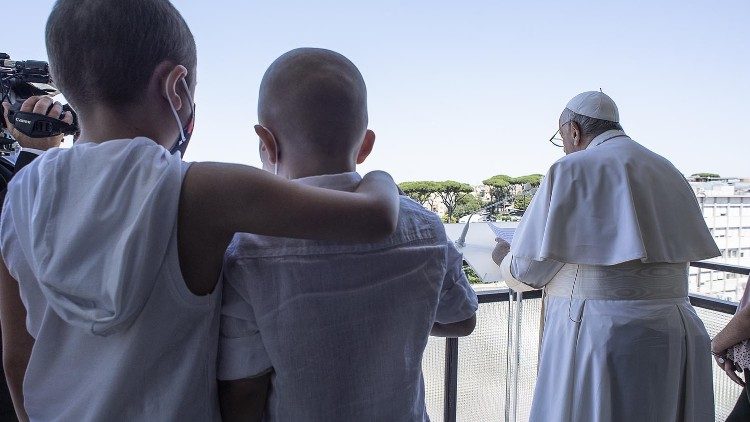 Papež František při modlitbě Anděl Páně z balkónu nemocnice Gemelli