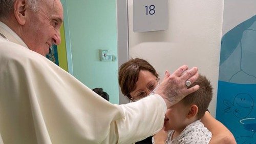 Папа посетил детей из отделения онкологии в больнице им. Джемелли