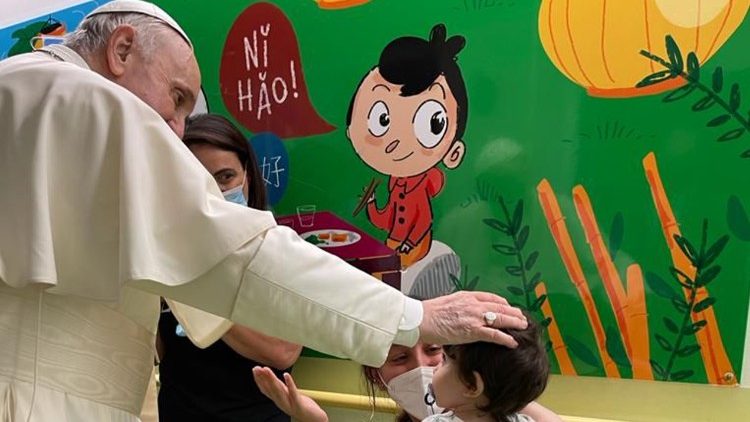 Франциск сред децата на детската онкология в „Джемели“