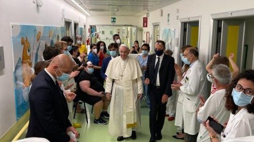 Papst besucht Krebsstation für Kinder