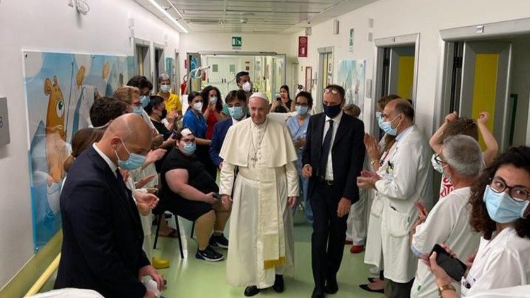 教皇フランシスコ　ローマのジェメッリ病院・小児科の患者や医療スタッフらと　2021年7月13日