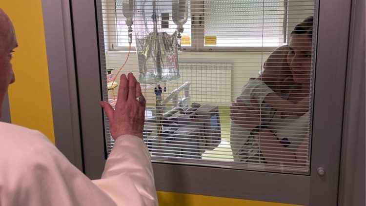 Папа Франциск благословляет мать и её сына, проходящего лечение в римской больнице