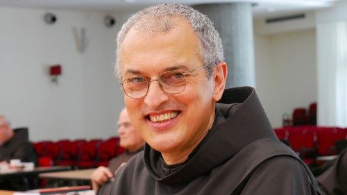 A bênção do Papa a Frei Fusarelli, eleito ministro-geral dos Frades Menores
