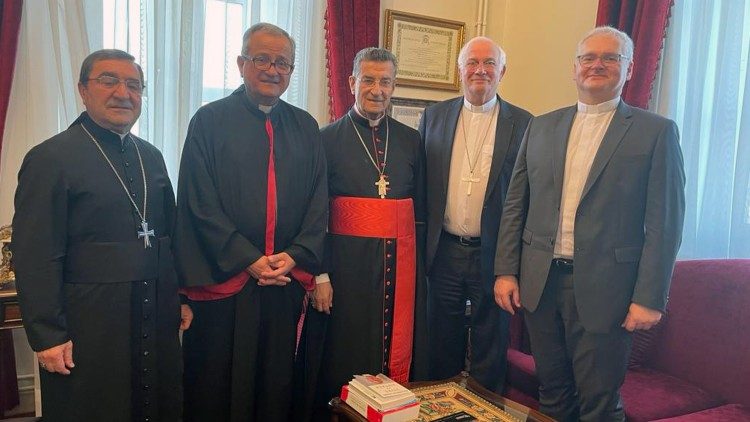 de gauche à droite: Mgr Mounir Khairallah, Mgr Paul Rouhana, Cardinal Bechara Boutros Raï, Mgr Stanislas Lalanne, Père Thierry Butor.