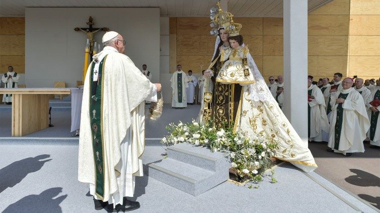 Papa Francisco diante de uma imagem de Nossa Senhora do Carmo no Chile