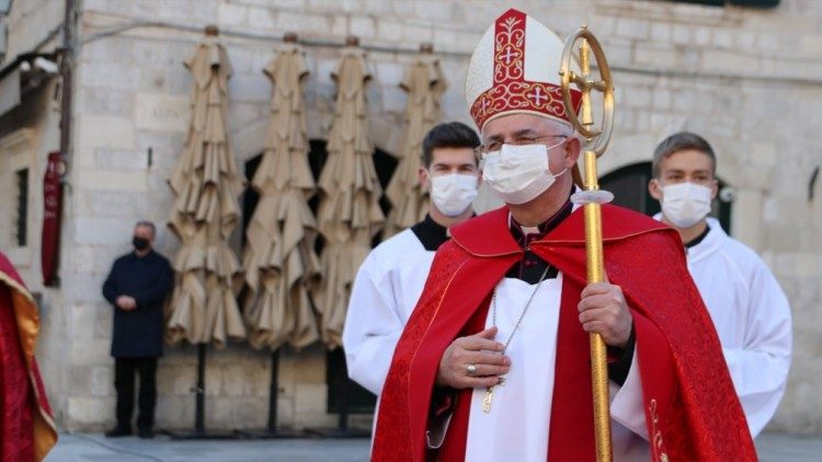 L'arcivescovo Mate Uzinić in una processione, durante i mesi più duri della pandemia