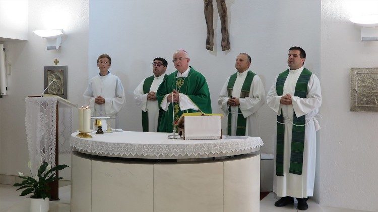 Il vescovo Uzinić  e i concelebranti