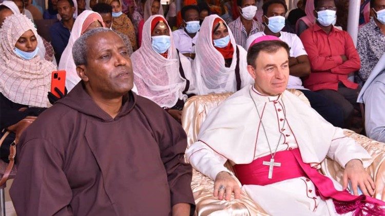 2021.07.17 il nuncio per Sudan e Eritrea benedice i doni per i profughi eritrei