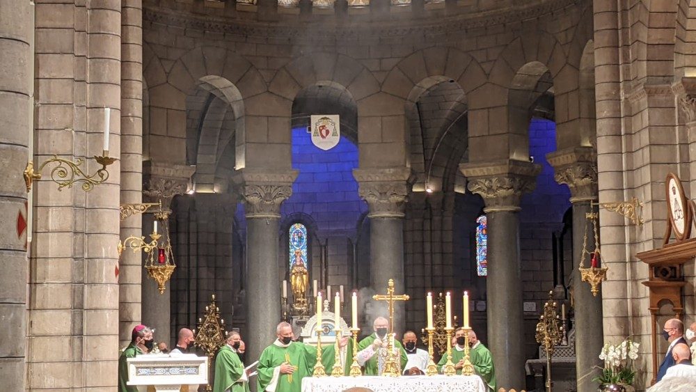 Cardenal Parolin celebrando la Misa en la Catedral de Mónaco.
