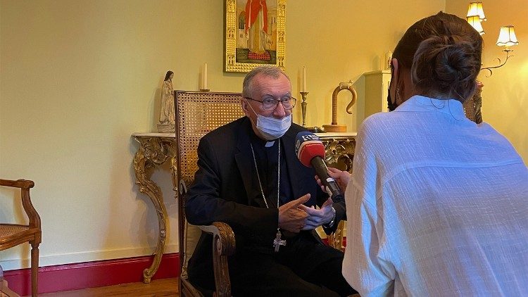 Le cardinal Pietro Parolin interrogé par Radio Vatican le 18 juillet 2021 à l’archevêché de Monaco.