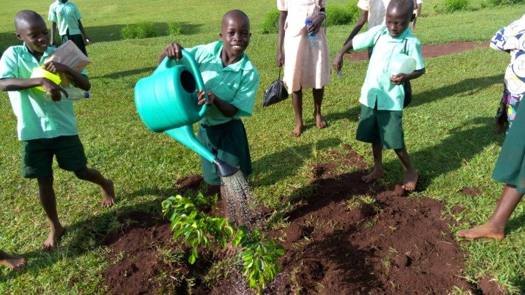Ученици от Уганда участват в проекта "Зелени училища"