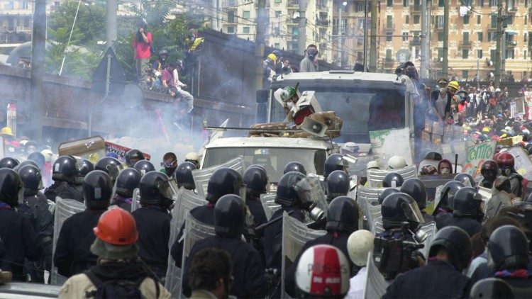 Gli scontri al G8 di Genova nel 2001