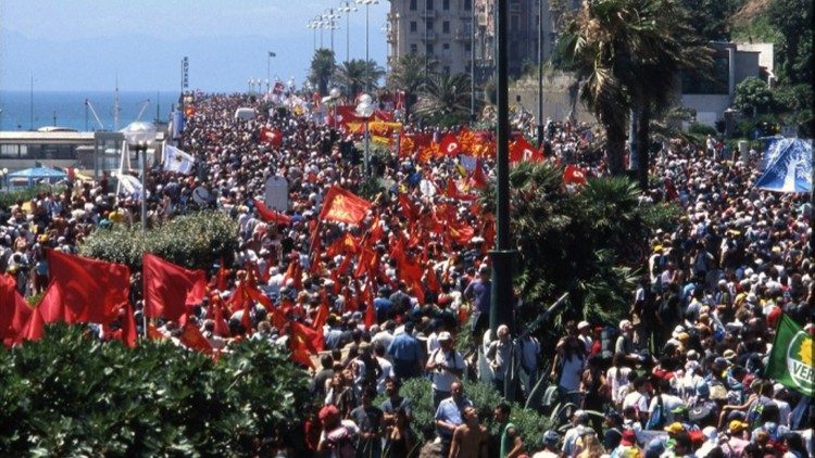 Una delle manifestazioni al G8 di Genova nel 2001
