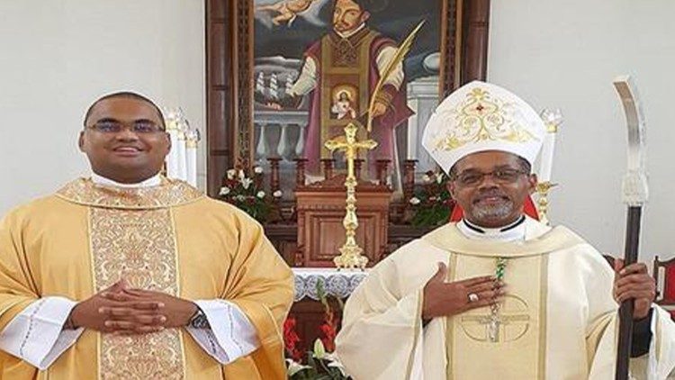 O Bispo de Mindelo, D. Ildo Forte com o neo-sacerdote, P. Hernâni Dias