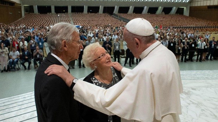Ferenc pápa az idősekkel