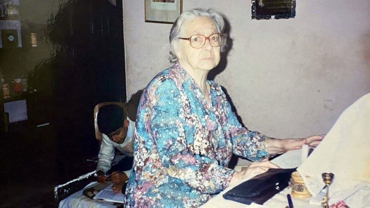 Pe. Douglas ainda criança estuda atrás da bisavó Maria Celeste Fernandes Gouvêa  
