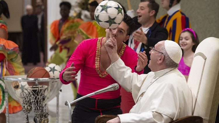 Le Pape François, ici s'amusant avec un jongleur cubain lors de l'audience générale du 2 janvier 2019.