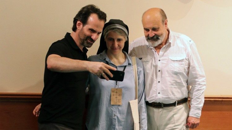 Tomas Halìk (a destra) con Teresa Forcades e Aristotele Papanikolaou, teologo greco-statunitense, altro docente a Dubrovnik
