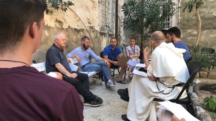 Un dibattito tra gli studenti e il teologo francescano fra Sarcevic (secondo da sinistra) nei lavori di gruppo della Scuola estiva di teologia di Dubrovnik