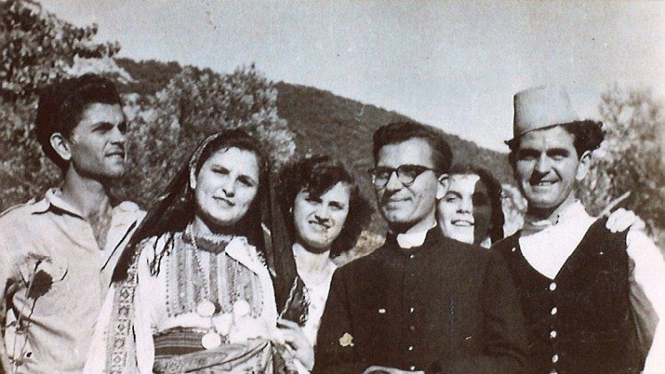 Il Beato don Joseph Marxen con i fedeli albanesi