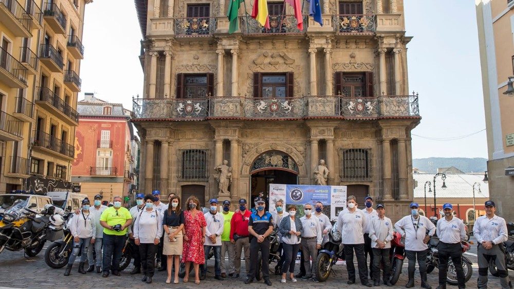 Los peregrinos delante del ayuntamiento de Pamplona