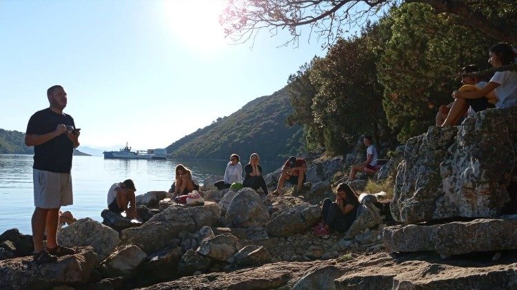 Un momento di preghiera sulle coste dell'Isola di Mljet, per i partecipanti al programma giovanile della diocesi di Dubrovnik