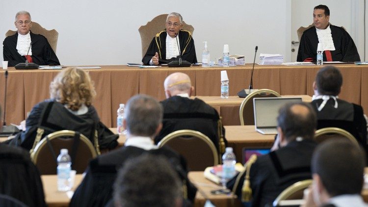 Les magistrats du Vatican lors de la première audience du procès, mardi 27 juillet 2021. 
