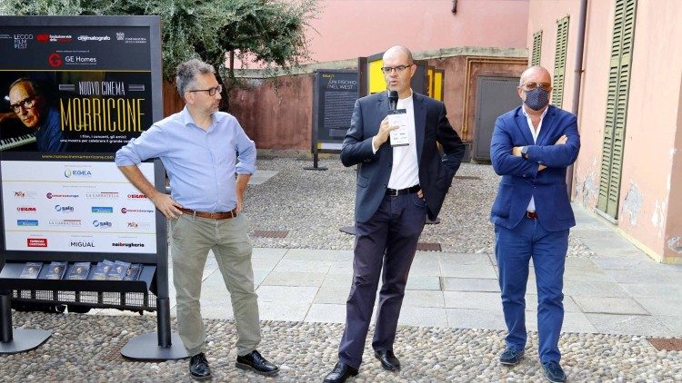 L'inaugurazione della mostra "Nuovo Cinema Morricone" con Eugenio Arcidiacono (a sinistra), Davide Milani e Lorenzo Riva_