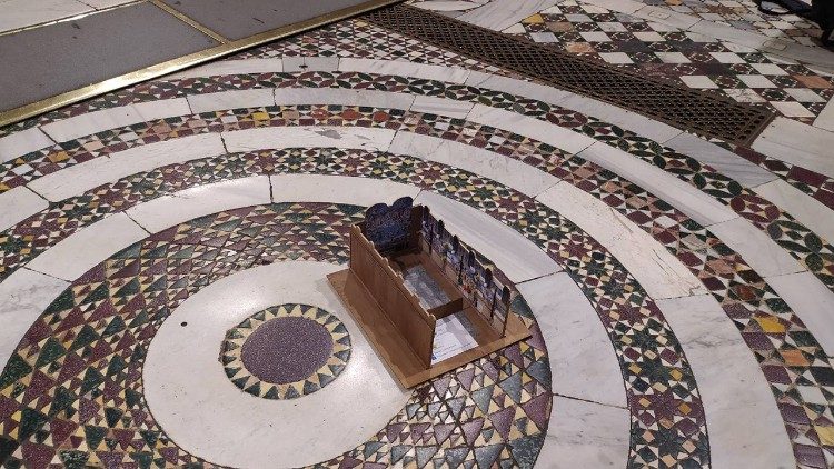 Il modellino della Sistina sul pavimento cosmatesco della Cappella Magna