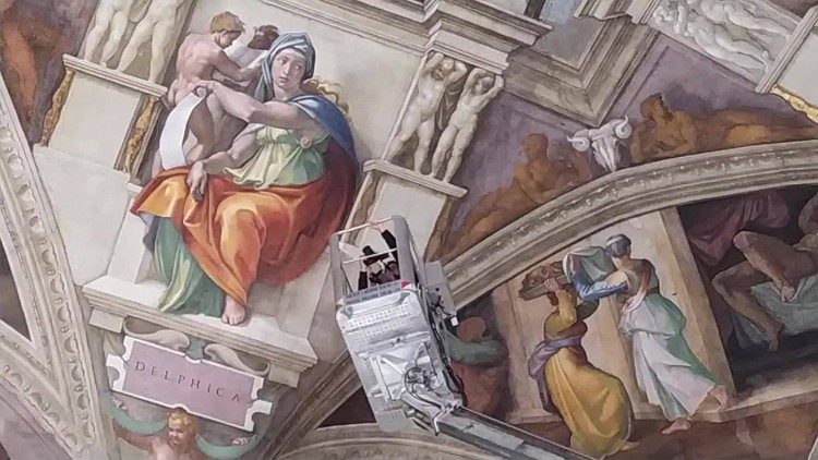 Il restauratori dei Musei Vaticani a pochi centimetri dagli affreschi michelangioleschi della Cappella Sistina